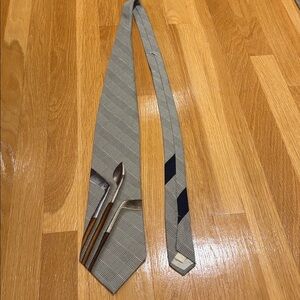 Men’s Cutter & Buck tie.